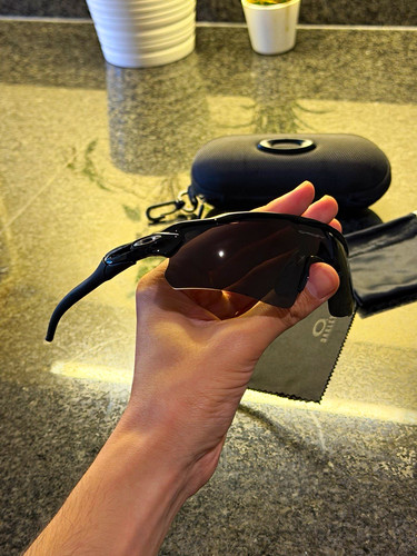 Oakley sunglasses black frame - oakley,